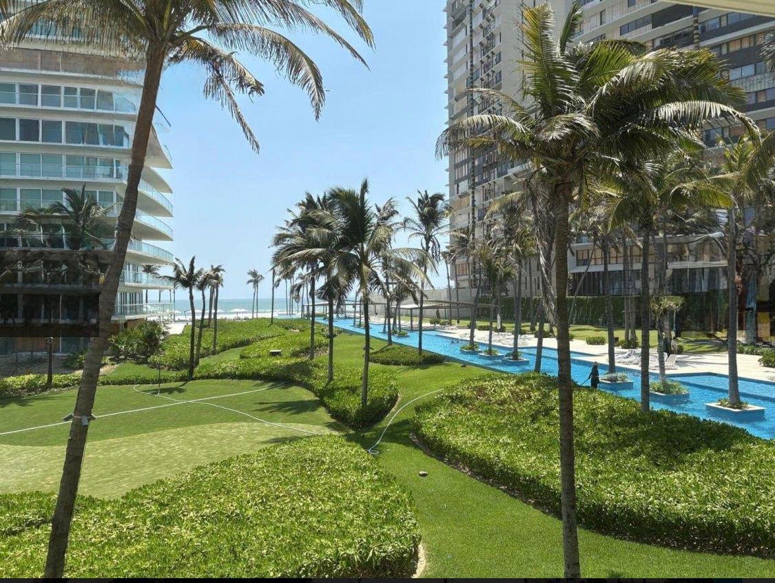 Jardines, alberca y acceso al mar de Península Acapulco
